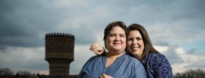 Nicaragua Venezuela twee mensenrechtenverdedigers staan op een dak in Utrecht omarmen elkaar